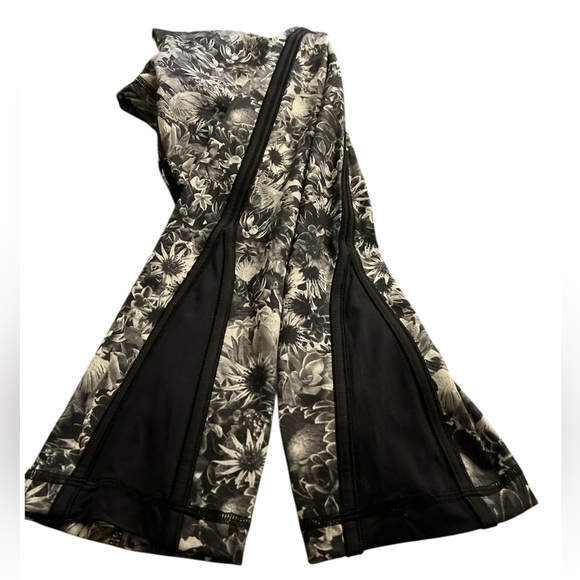 Lululemon Athletica Black and White Floral Leggings - Picture 5 of 5